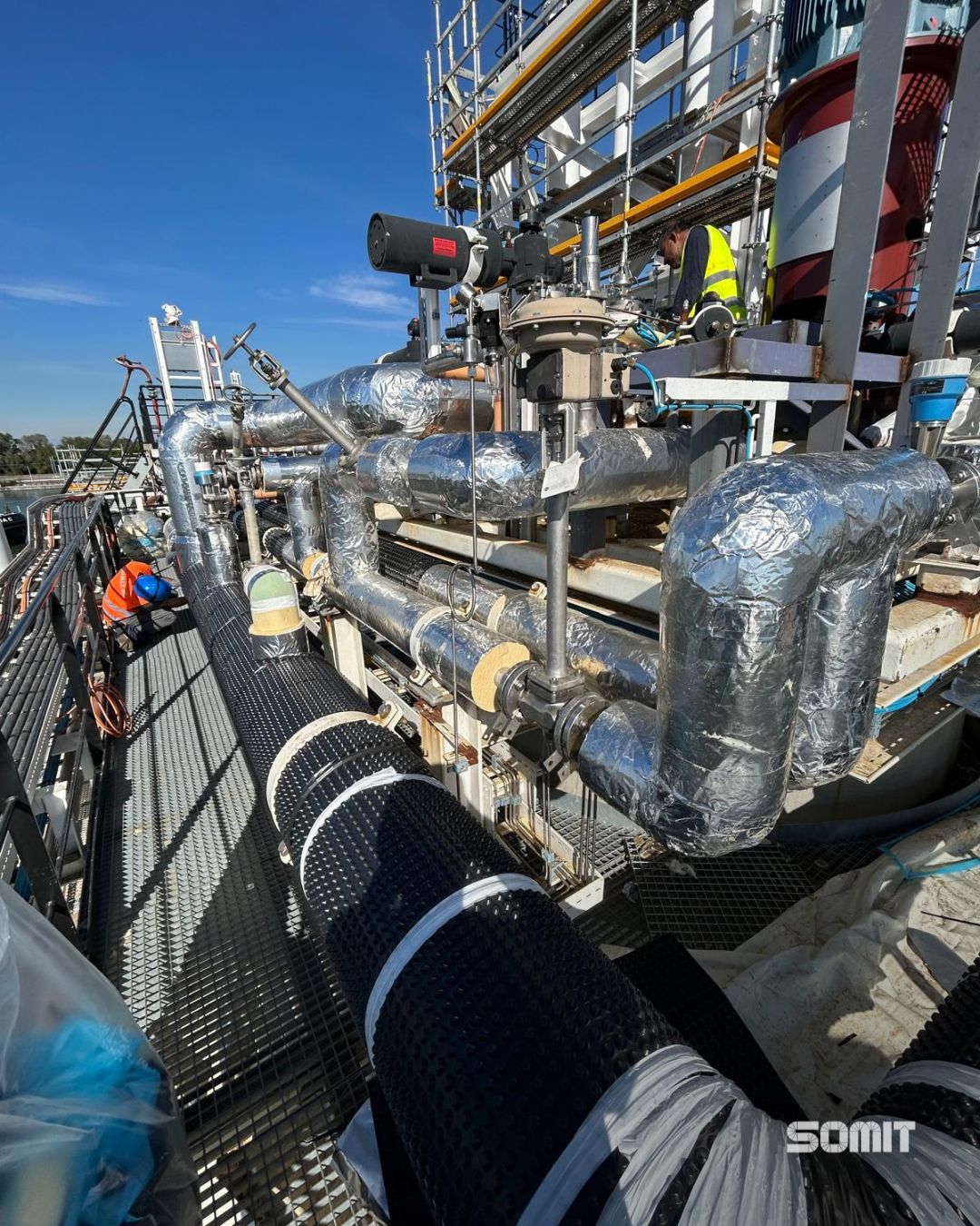 Vista d’insieme del sistema criogenico SOMIT in fase di installazione presso l’impianto LNG di Marghera.