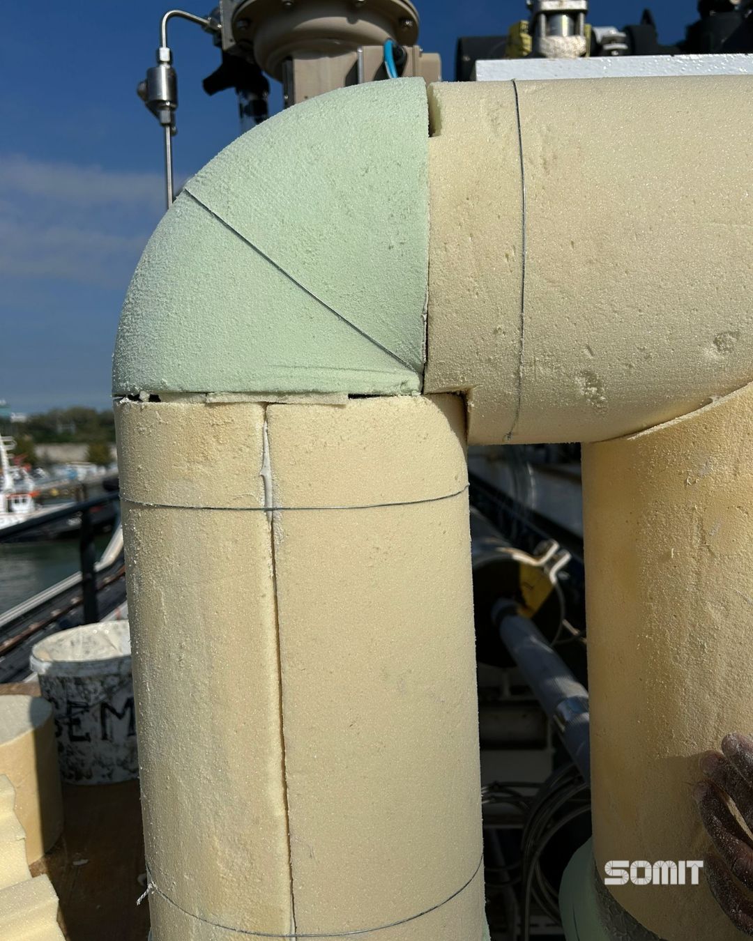 Posa dei segmenti isolanti in PIR/PUR sull’impianto di rigassificazione LNG di Marghera, fase iniziale della coibentazione criogenica.