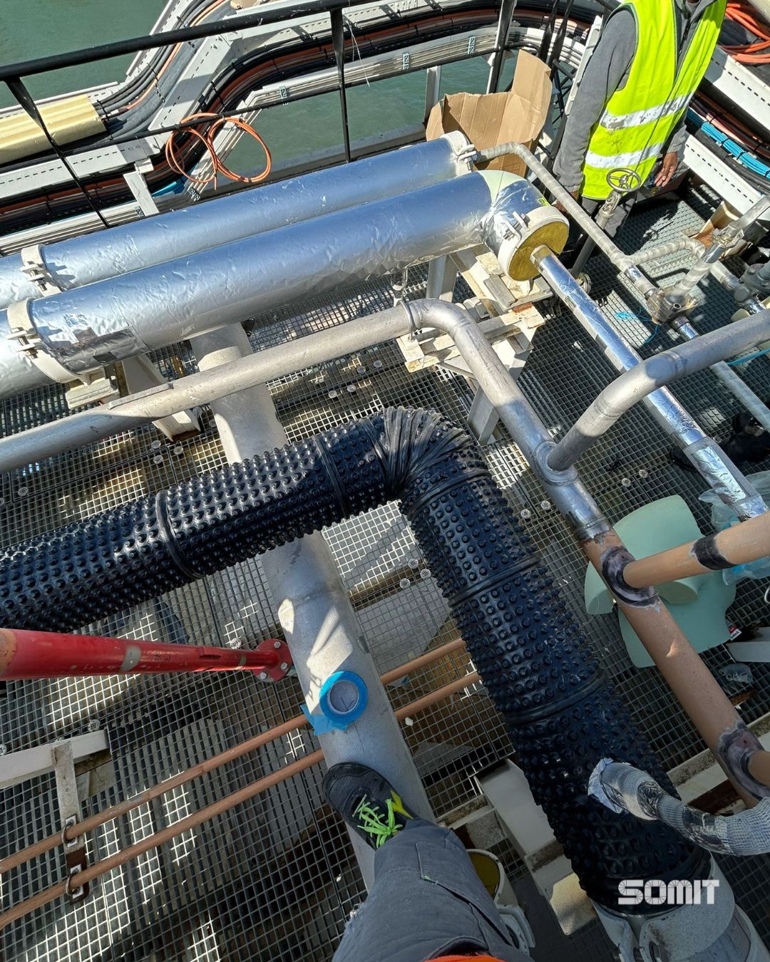 Verifica finale dell’installazione criogenica SOMIT sull’impianto LNG di Marghera, con linee completamente isolate e sigillate.