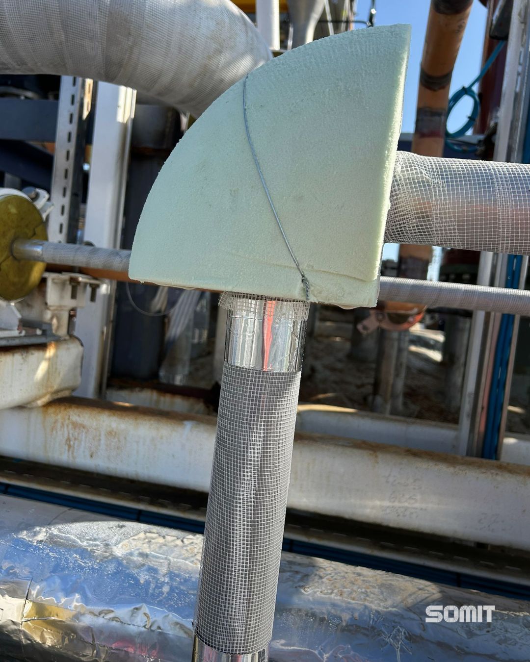 Dettaglio della rete di rinforzo in fibra di vetro applicata da SOMIT sull’impianto LNG di Marghera.