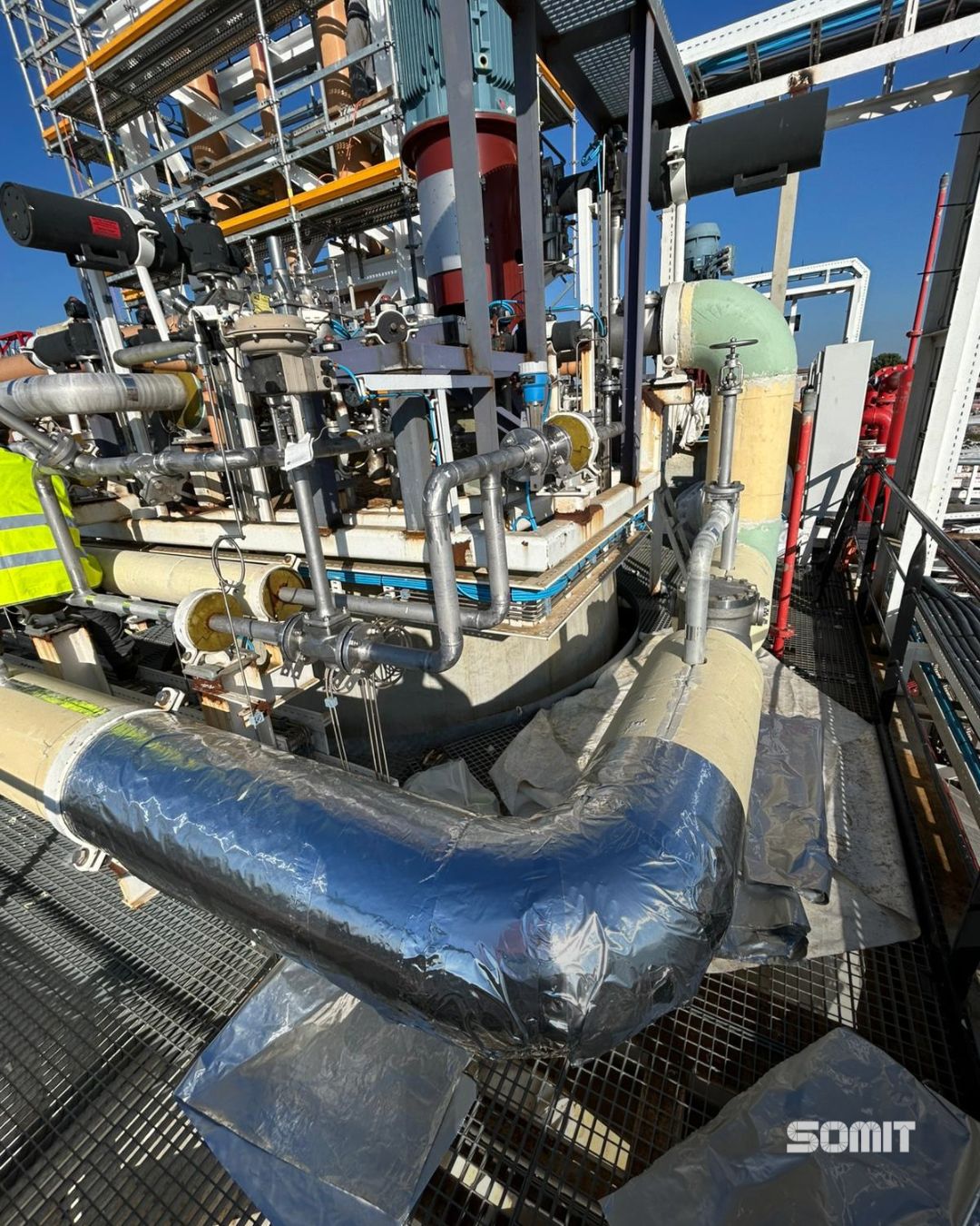 Posa del rivestimento alluminizzato sull’impianto LNG di Marghera durante la fase di completamento dell’isolamento criogenico.