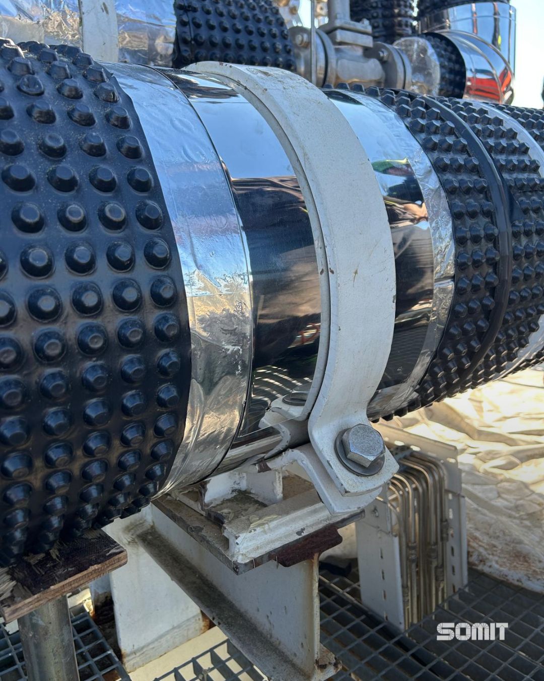 Dettaglio del fissaggio criogenico SOMIT su linea LNG a Marghera, con isolamento multistrato e rivestimento in acciaio inox 316L.
