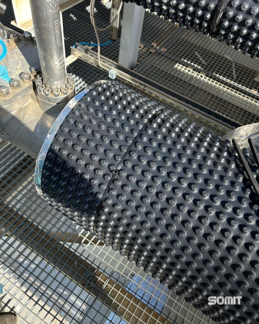 aglio della barriera bugnata nera applicata da SOMIT sull’isolamento criogenico dell’impianto LNG di Marghera.